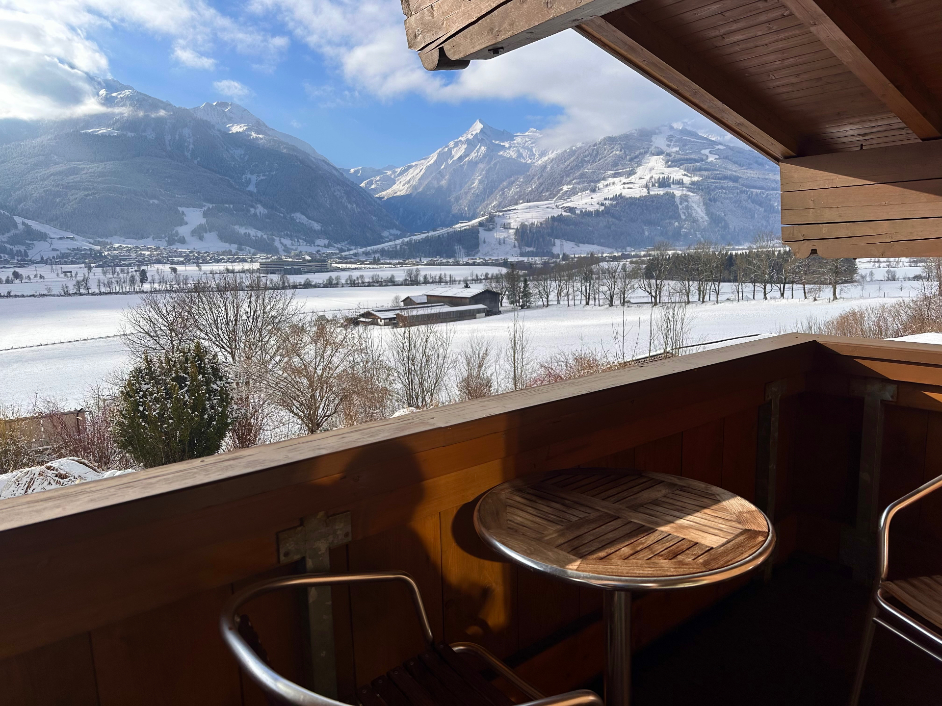 Widok z balkonu apartamentu na zimową dolinę Pinzgau